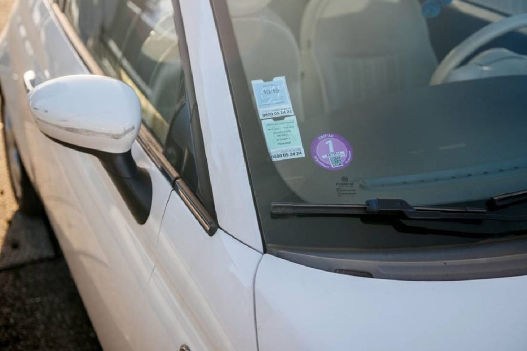 découvrez tout ce que vous devez savoir sur la vignette crit'air, le dispositif français qui classe les véhicules selon leur niveau d'émissions polluantes. informez-vous sur les démarches pour l'obtenir, son importance pour circuler dans les zones à faibles émissions, ainsi que les avantages qu'elle offre pour réduire votre empreinte carbone.