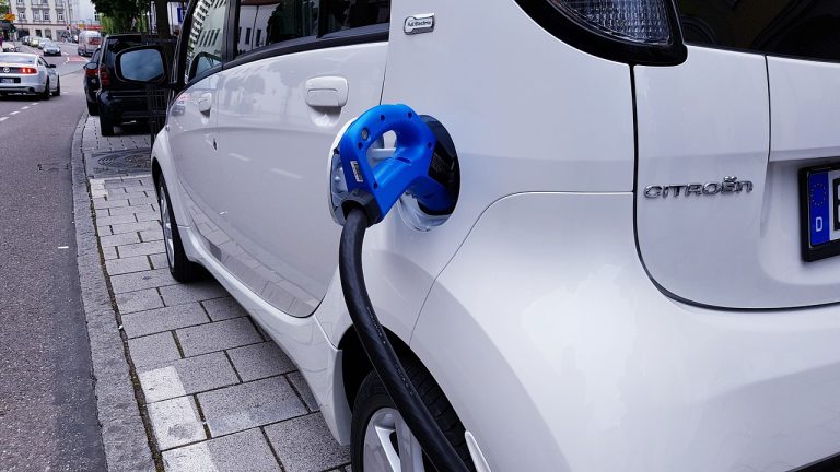 découvrez tout ce qu'il faut savoir sur les coûts d'assurance des voitures électriques : comparatif des tarifs, facteurs qui influencent les prix et conseils pour économiser sur votre assurance auto électrique en 2024.