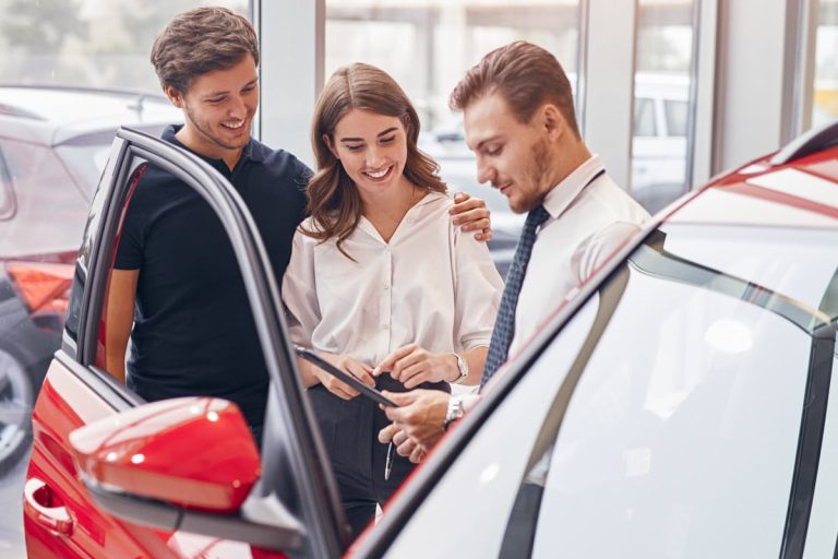 découvrez comment une voiture peut devenir un fardeau financier, entre coûts cachés, entretien, assurance et dépréciation, et obtenez des conseils pour mieux gérer votre budget auto.