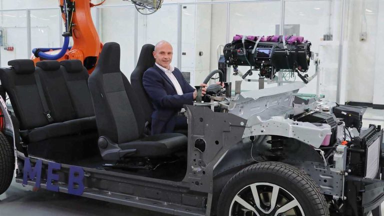 découvrez comment gérer les conflits dans le secteur automobile, les causes de désaccords entre usagers, professionnels et constructeurs, ainsi que des conseils pour résoudre efficacement les litiges liés à l'automobile.