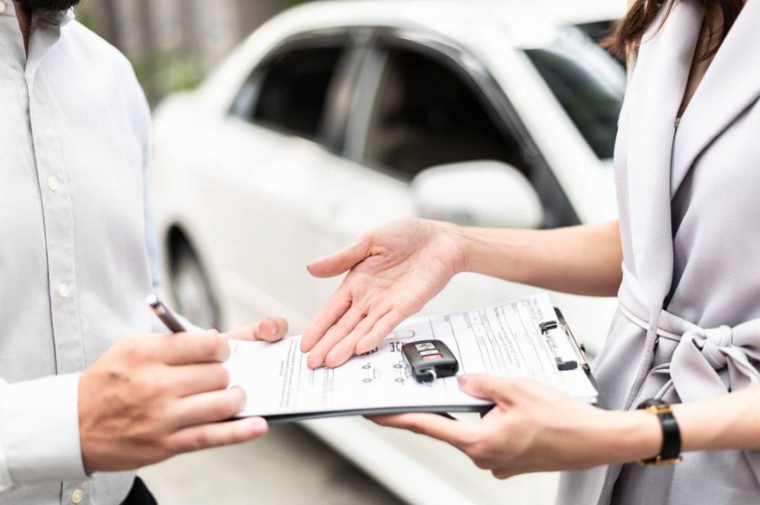 Assurance automobile : Pourquoi certains conducteurs choisissent de changer d’assureur tandis que d’autres préfèrent rester fidèles