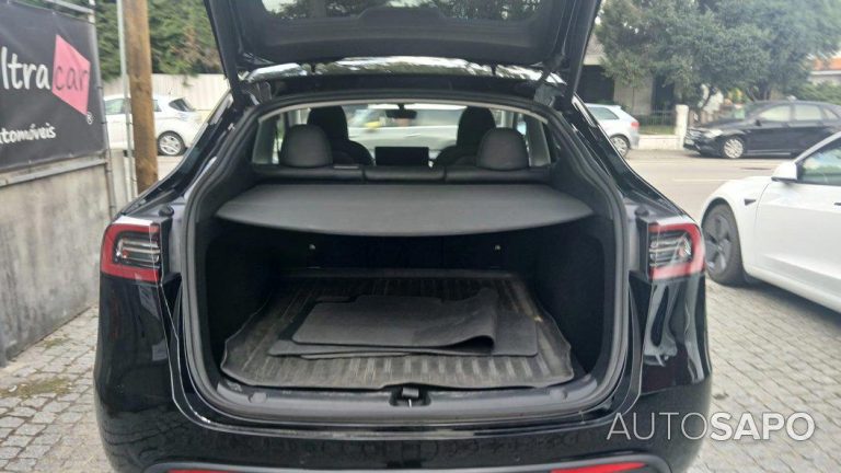 découvrez les enjeux liés à l'assurance des véhicules tesla : risques spécifiques, coûts, garanties, et conseils pour bien protéger votre voiture électrique.