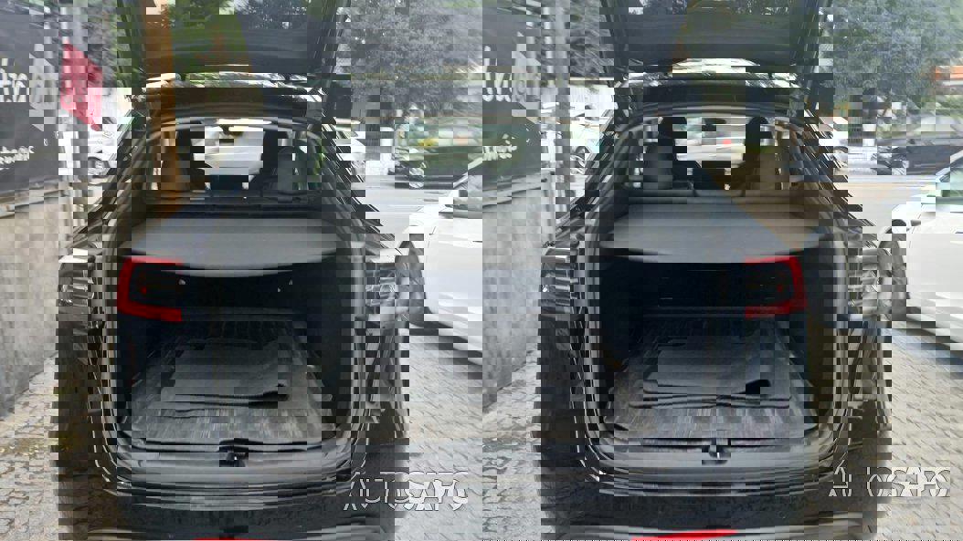 découvrez les enjeux liés à l'assurance des véhicules tesla : risques spécifiques, coûts, garanties, et conseils pour bien protéger votre voiture électrique.