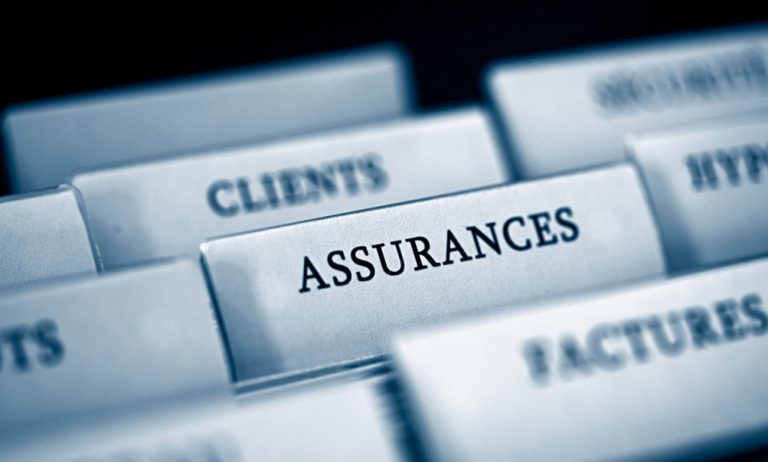 découvrez pourquoi l'assurance des voitures électriques peut être plus chère et comment choisir la meilleure couverture pour votre véhicule écologique.