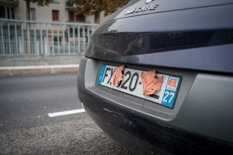 découvrez nos plaques provisoires roses 2026, idéales pour un marquage temporaire visible et conforme aux normes en vigueur.