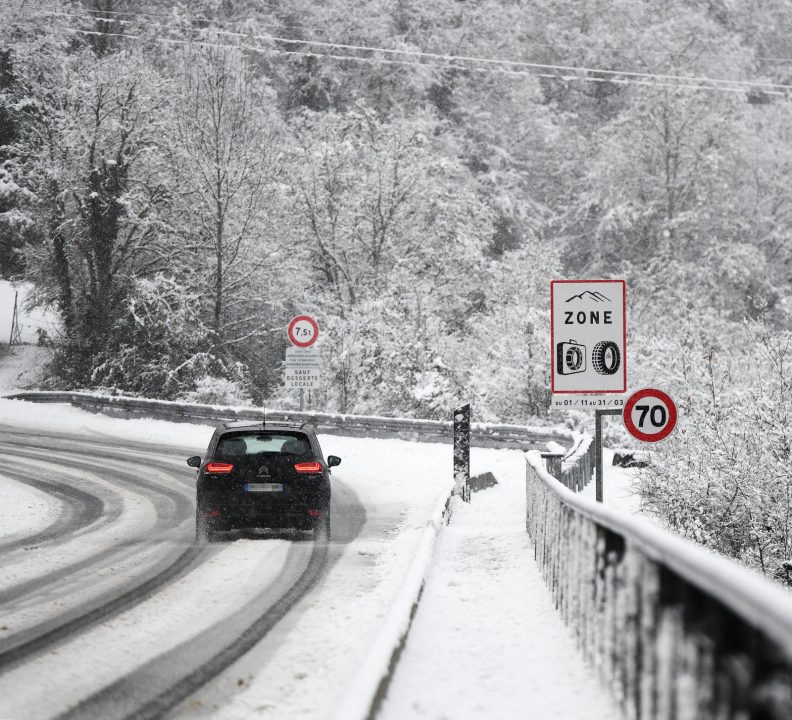 découvrez comment votre assurance couvre les accidents causés par le verglas et la neige pour une tranquillité d'esprit optimale en hiver.