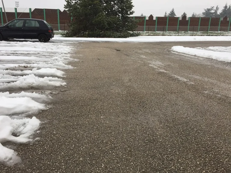 découvrez notre assurance neige verglas pour protéger votre véhicule contre les dommages causés par les intempéries hivernales. bénéficiez d'une couverture complète et d'une assistance rapide en cas d'accident lié à la neige ou au verglas.