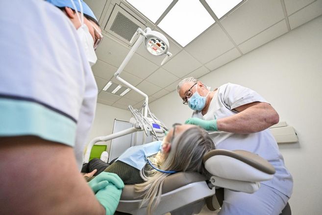 découvrez les raisons derrière la hausse durable des tarifs d'assurances auto et habitation et comment protéger votre budget face à ces évolutions.