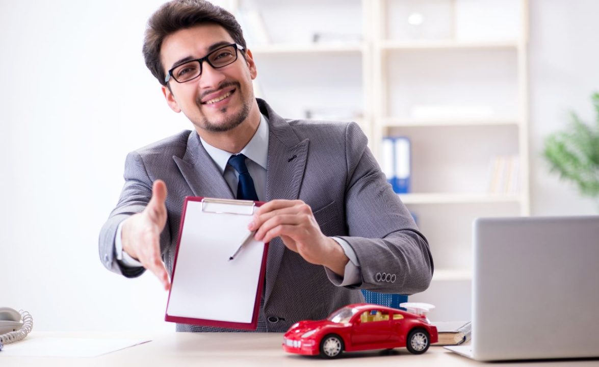 découvrez des astuces efficaces pour réduire votre facture d'assurance auto et économiser tout en protégeant votre véhicule.