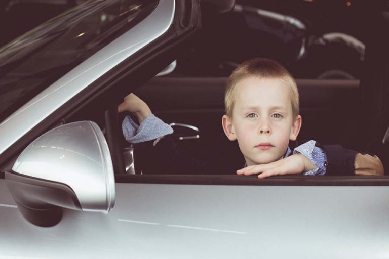découvrez les défis des jeunes conducteurs face au renoncement à l'assurance auto et les solutions pour assurer une protection adaptée et abordable.