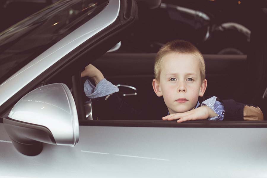 découvrez les défis des jeunes conducteurs face au renoncement à l'assurance auto et les solutions pour assurer une protection adaptée et abordable.