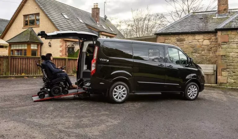 découvrez comment un particulier en fauteuil peut financer l'achat d'une voiture adaptée à ses besoins, avec des solutions de financement et aides spécifiques.