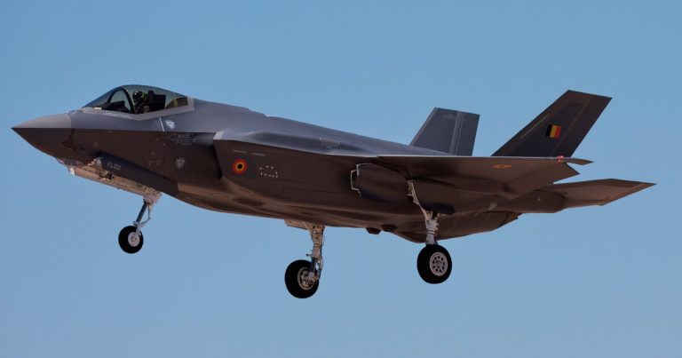 découvrez l'arsenal naval français : porte-avions, frégates modernes et drones innovants pour une défense maritime avancée.