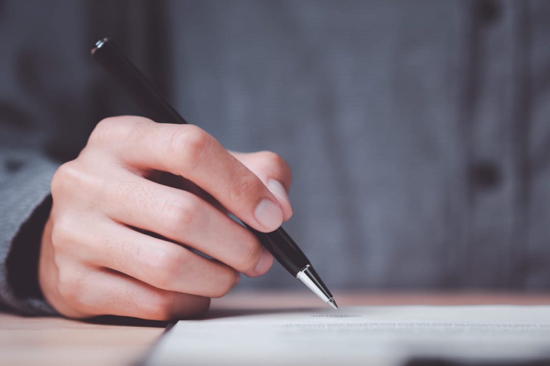 découvrez comment un simple détail dans une signature peut révéler des signes d'insécurité et dévoiler des aspects cachés de la personnalité.