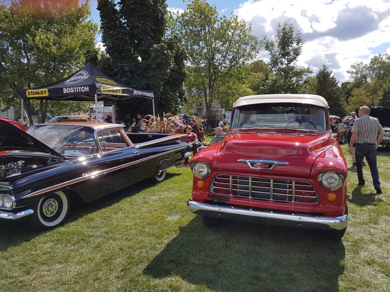 découvrez l'exposition de voitures vintage, un voyage passionnant à travers l'histoire automobile avec des modèles rares et d'exception.