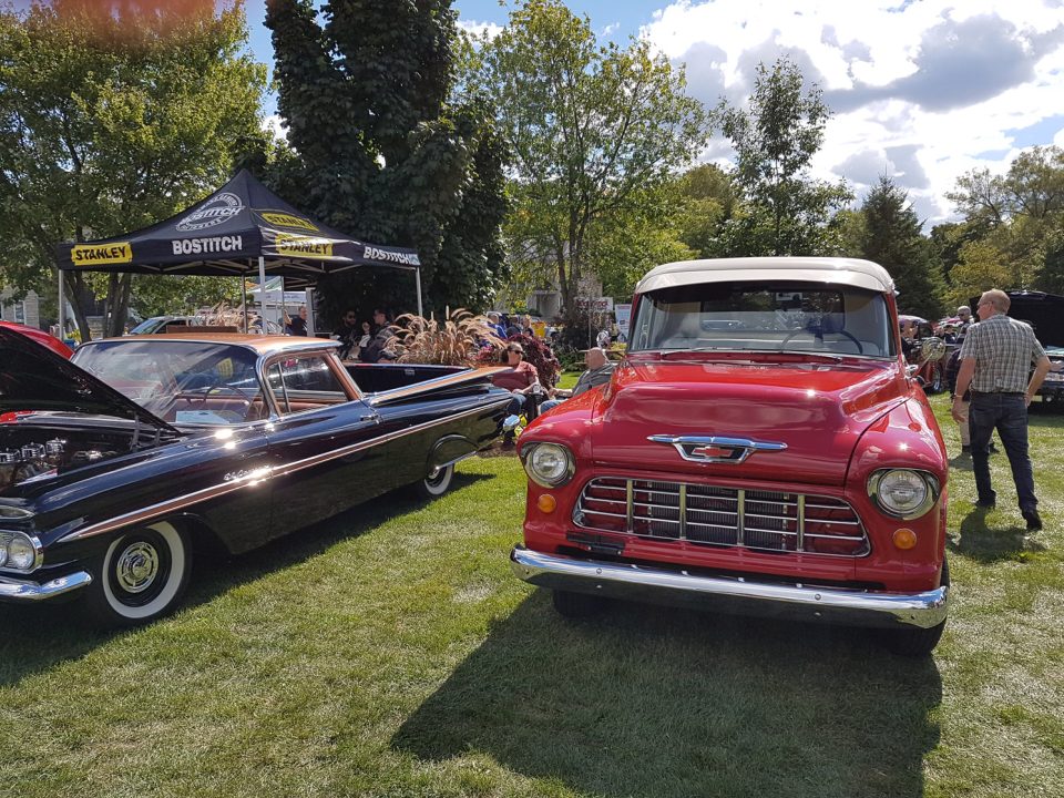 découvrez l'exposition de voitures vintage, un voyage passionnant à travers l'histoire automobile avec des modèles rares et d'exception.