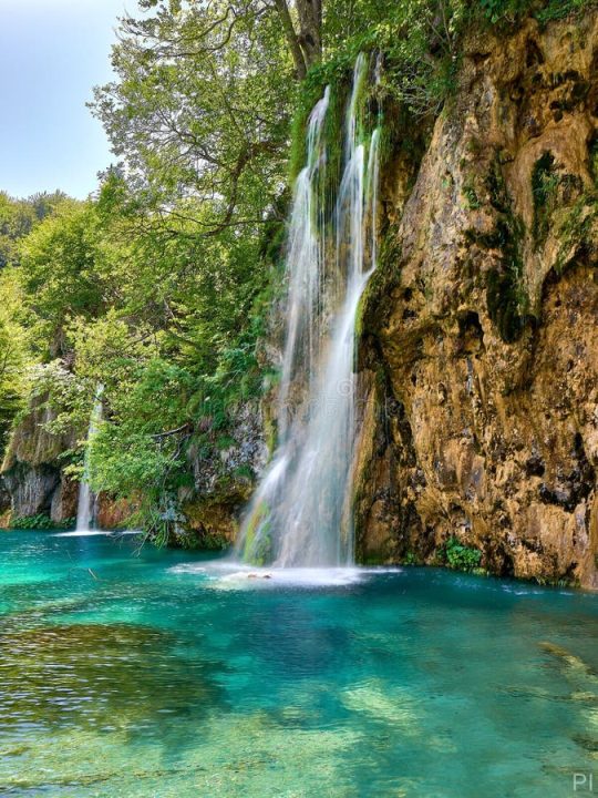 découvrez comment une tentative de fausse assurance a été démasquée après qu'une voiture ait été poussée d’une falaise. enquête et révélations sur une fraude spectaculaire.