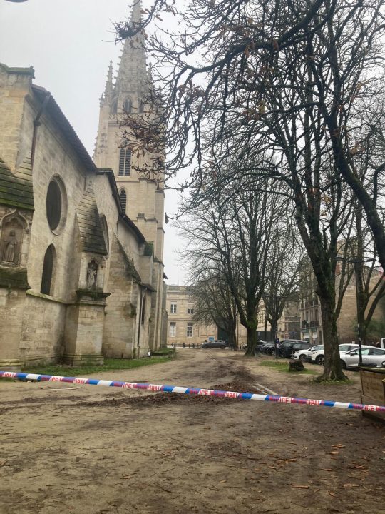 une femme à bordeaux incite des adolescents à commettre un incendie criminel sur une voiture, une affaire qui soulève de graves questions de sécurité et de justice.
