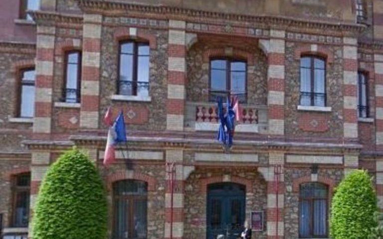 fresnes : la mairie gravement endommagée avant l'arrivée du nouveau maire, les mesures à venir pour rebâtir et restaurer la commune.