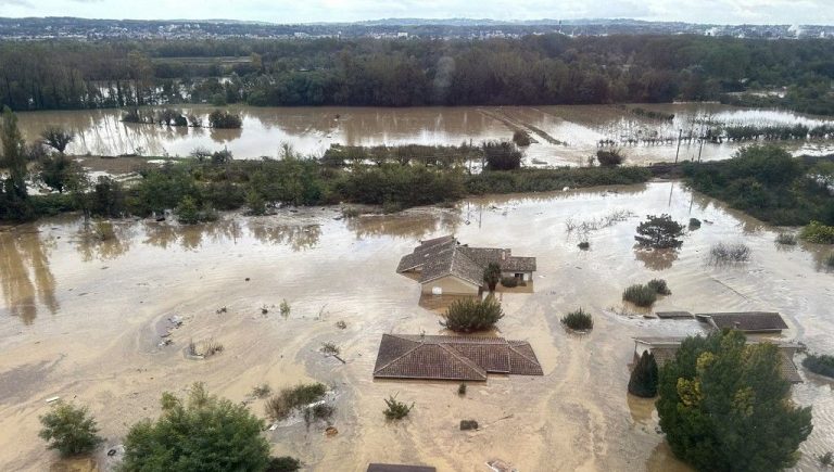 découvrez les raisons de la hausse des tarifs d'assurance habitation en 2025 et comment bien choisir votre contrat pour économiser.