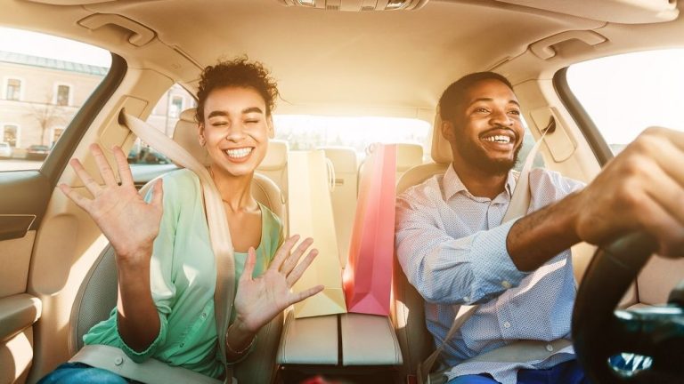 découvrez votre responsabilité en cas d'accident avec une voiture prêtée par un proche et les démarches à suivre.