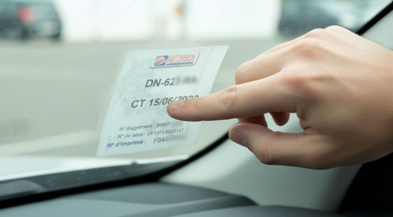 découvrez pourquoi la vignette de contrôle technique est inutile mais pourquoi son absence peut entraîner des coûts importants.