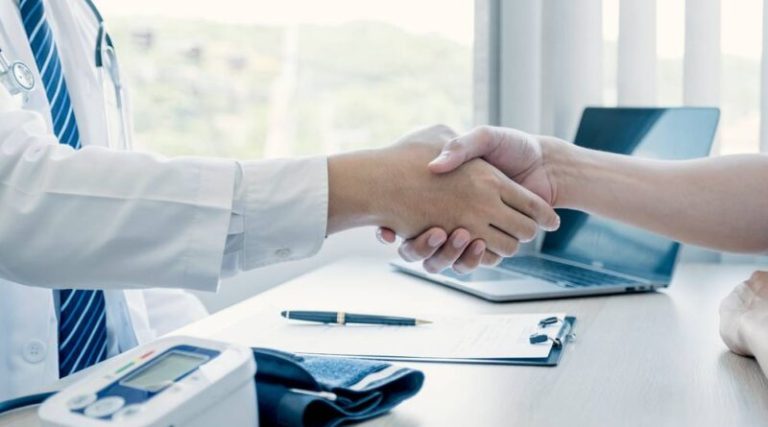 découvrez comment l'assurance auto représente un tiers du coût annuel de votre véhicule et apprenez à maîtriser vos dépenses pour une couverture optimale.