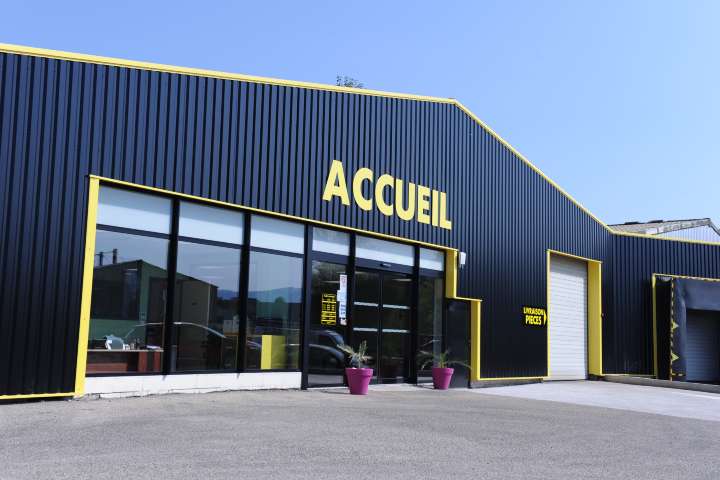 baptiste, artiste carrosserie à saint-étienne-de-tulmont, spécialisé dans la réparation et la personnalisation de véhicules avec passion et savoir-faire.