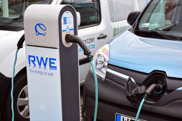 bna assurances installe des bornes de recharge électrique en tunisie pour promouvoir la mobilité durable et faciliter l'accès à l'énergie électrique pour véhicules électriques.