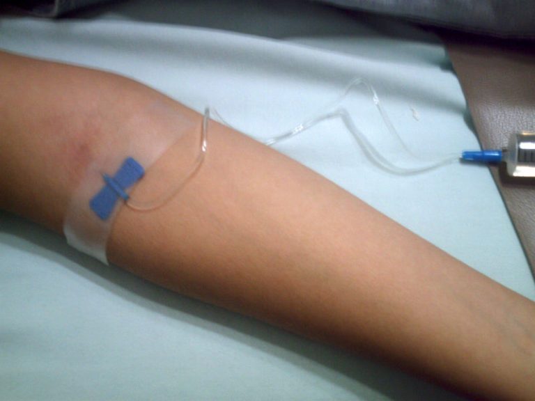 découvrez une avancée révolutionnaire : une injection unique qui réinitialise le système immunitaire pour mieux lutter contre le cancer.